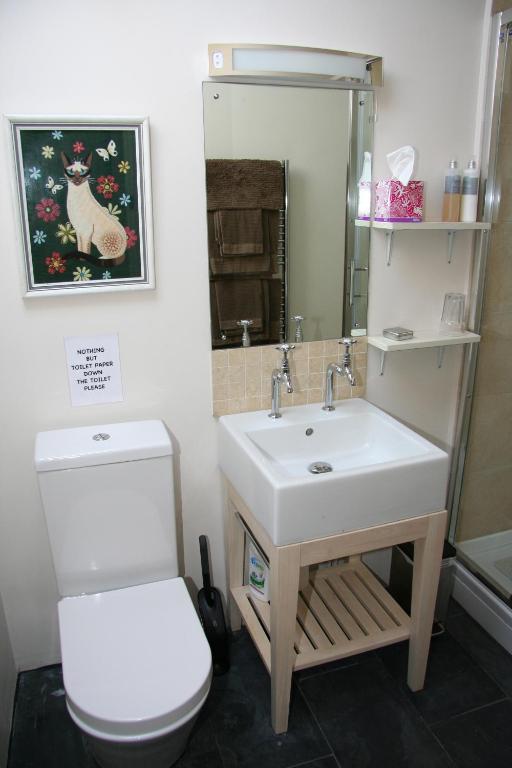 T'S At Lower Rudloe Farm Guest House Corsham Room photo