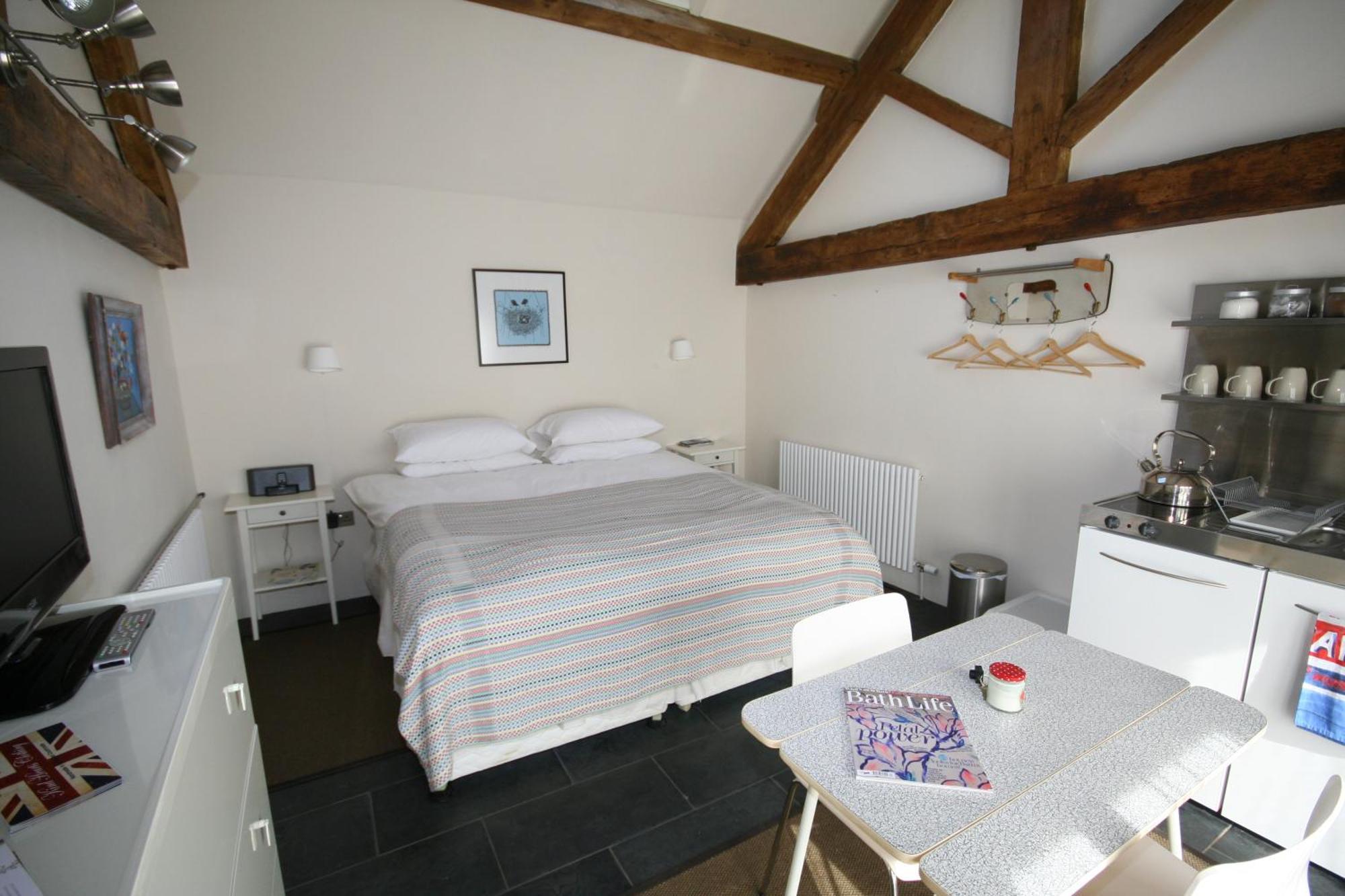 T'S At Lower Rudloe Farm Guest House Corsham Exterior photo