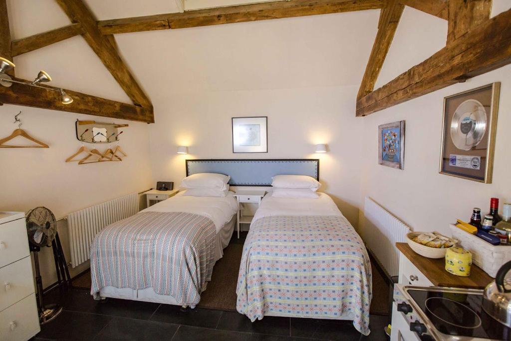 T'S At Lower Rudloe Farm Guest House Corsham Exterior photo